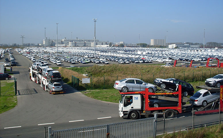 Automobilumschlag: LKW-Autotransporter, die Autos auf den Automobilumschlagsplatz in Emden transportieren