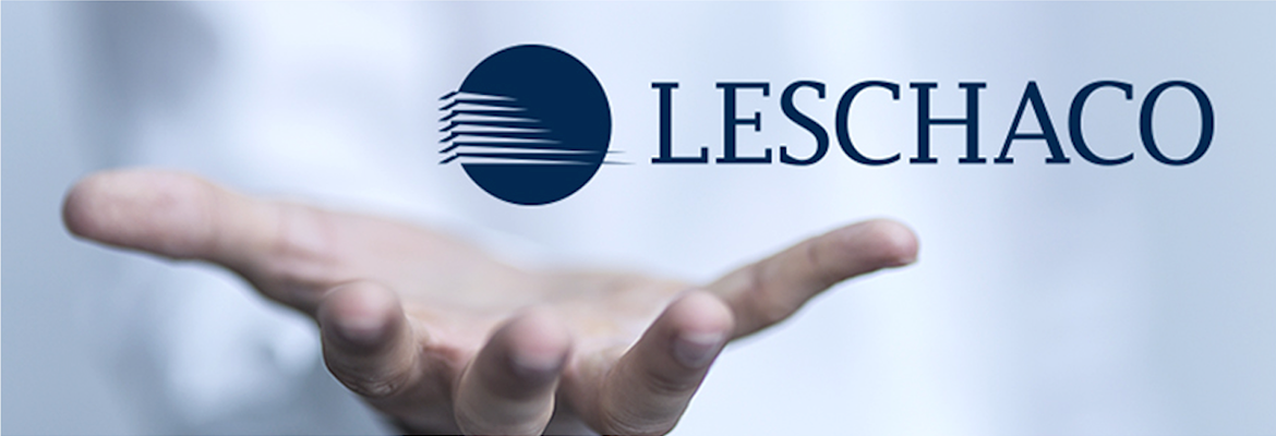Über der innenfläche einer geöffneten Hand schwebt das Leschaco-Logo