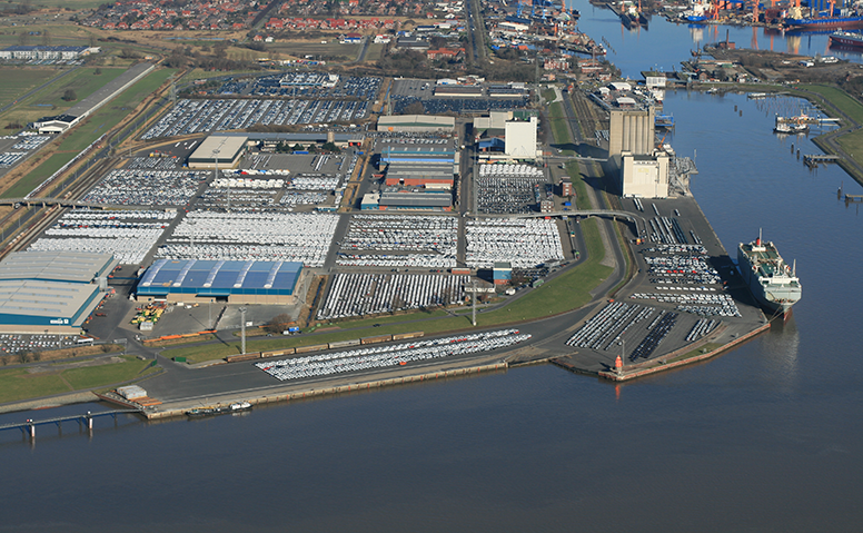 Terminal Emskai: Aerial view of the Emskai Terminal in Emden. The premises of Anker Schiffahrt are visible 