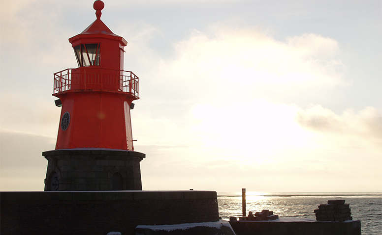 Terminal Emskai: The red Emder lighthouse during sunset 