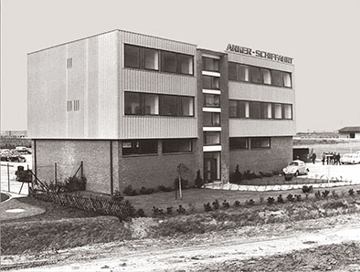 Historische schwarz-weiß Aufnahme: Anker Schifffahrt Bürogebäude in Emden