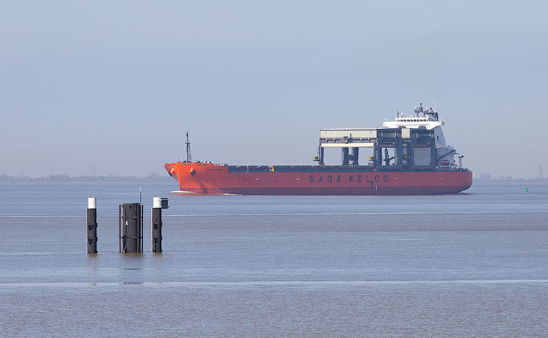 Ships Agency: Ein kleines Frachtschiff der Reederei „Saga Welco“ bei sonnigem Wetter auf der Ems 