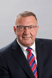Geschäftsführer Herr Jan Remmers im Anzug, der in die Kamera lächelt