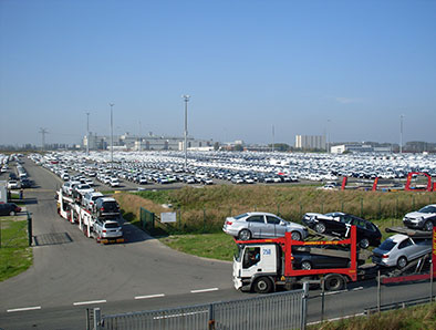 LKW-Autotransporter, die Autos auf den Automobilumschlagsplatz der Anker Schiffahrt in Emden transportieren